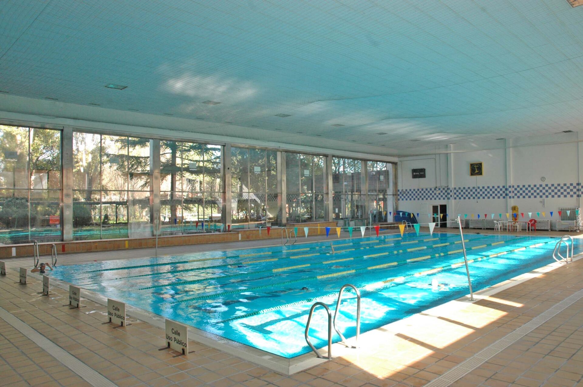 Piscina cubierta de competición en Madrid, lista para renovación.