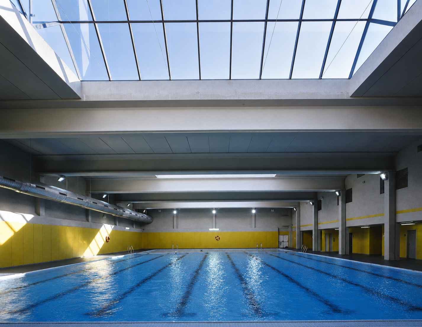 Piscina interior de competición del CDM La Ribera, por Alpe Pools.