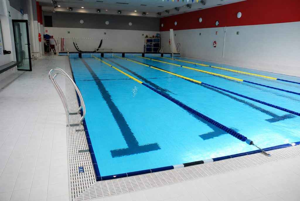 Piscina interior de competición recién renovada con carriles de natación y escaleras