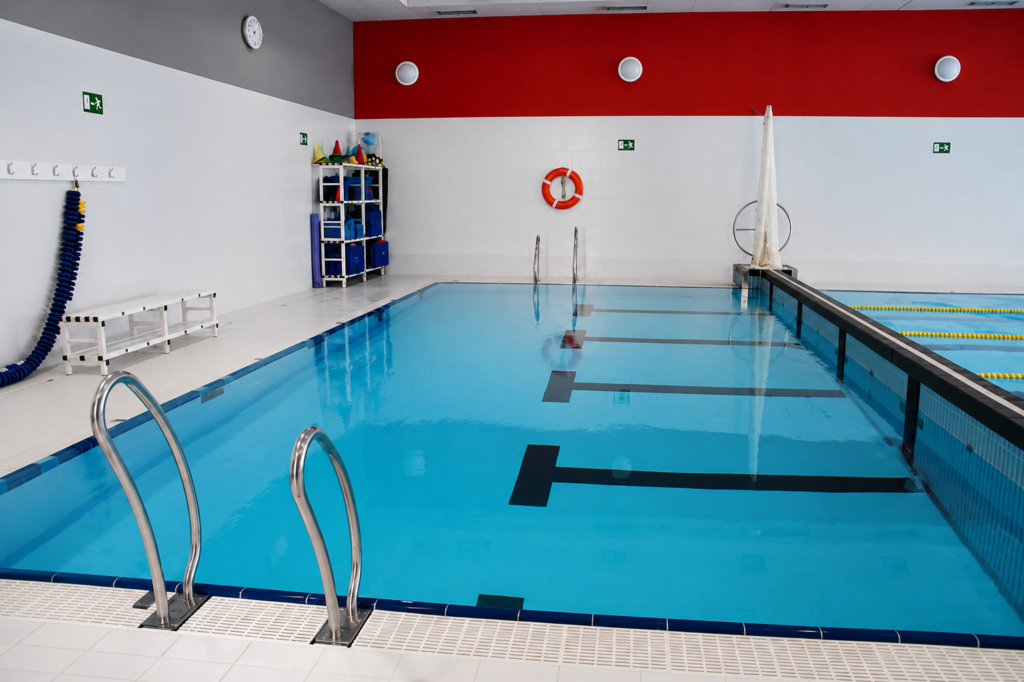 Piscina cubierta de competición renovada en Eibar, con carriles y accesorios