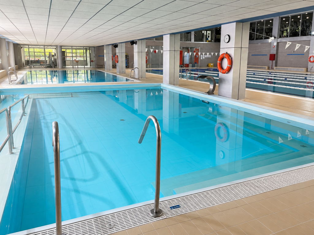 Piscina interior de hidromasaje en el Complejo Deportivo Móstoles, Madrid.