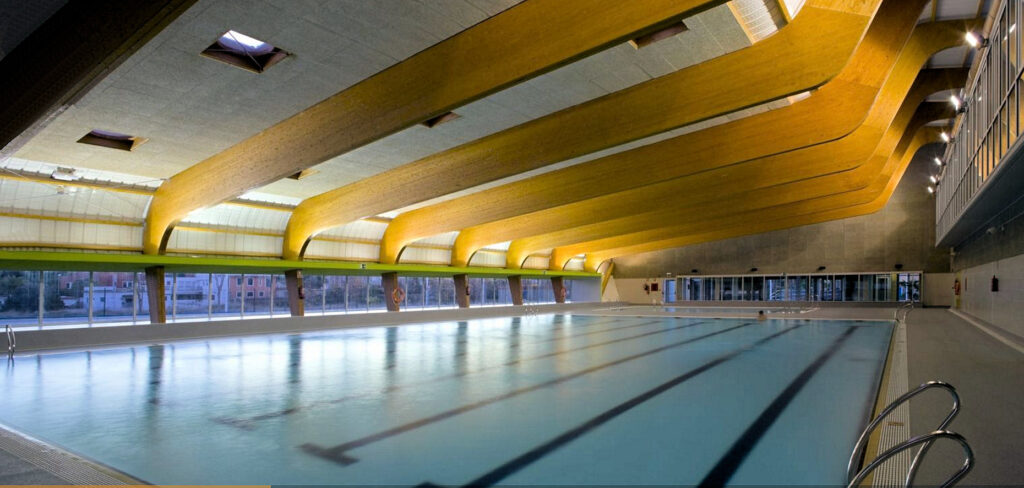 Piscina Myrtha Centro Deportivo Mandor en interior, piscina de acero inoxidable laminado con carriles.