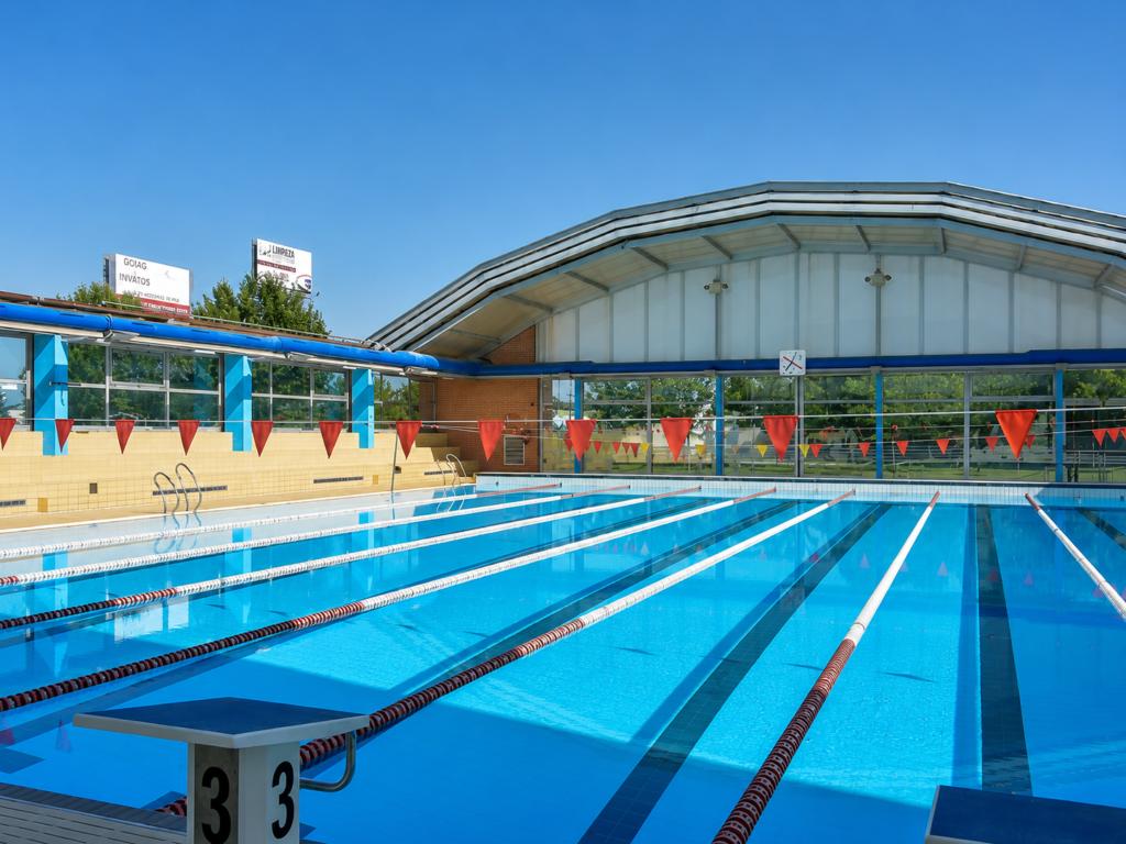 Piscina Myrtha Madrid exterior con carriles de natación y cubierta.
