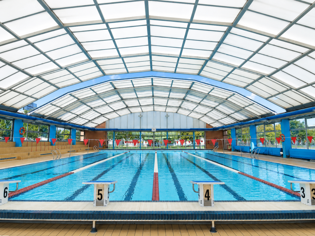 Piscina cubierta Myrtha Madrid, con carriles de natación y estructura metálica.