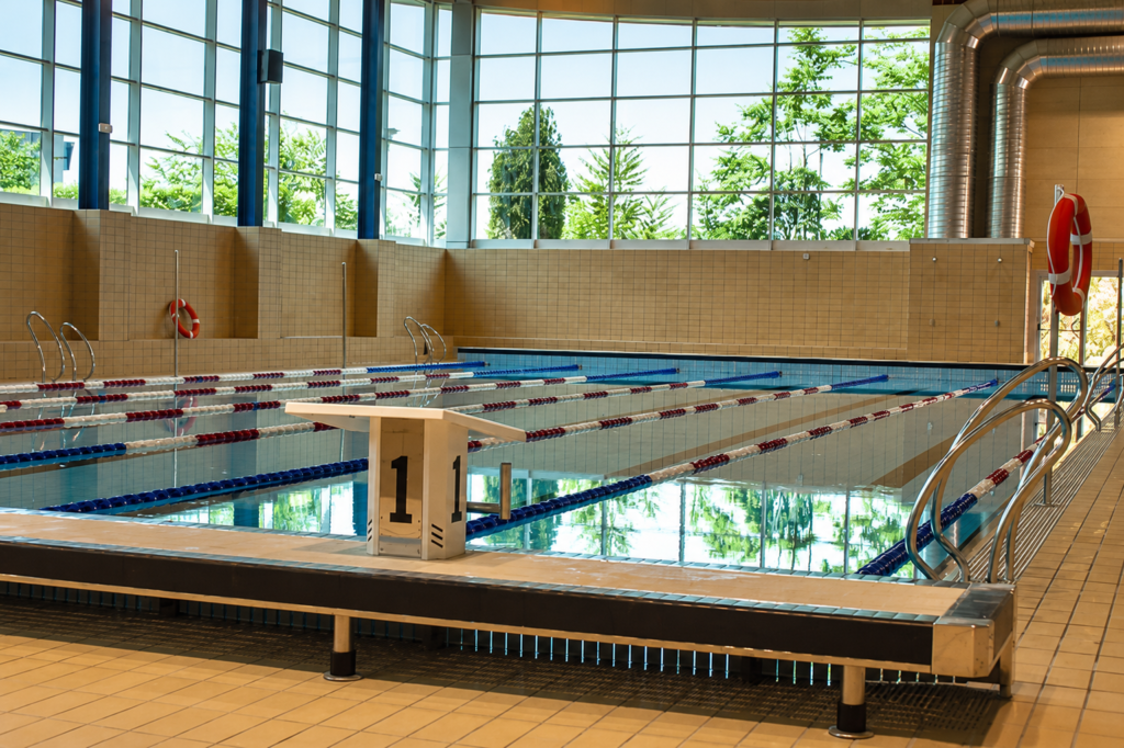 Piscina interior de competición Myrtha Pools con carriles de natación.