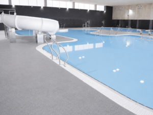 Piscina municipal interior con tobogán y carriles de natación