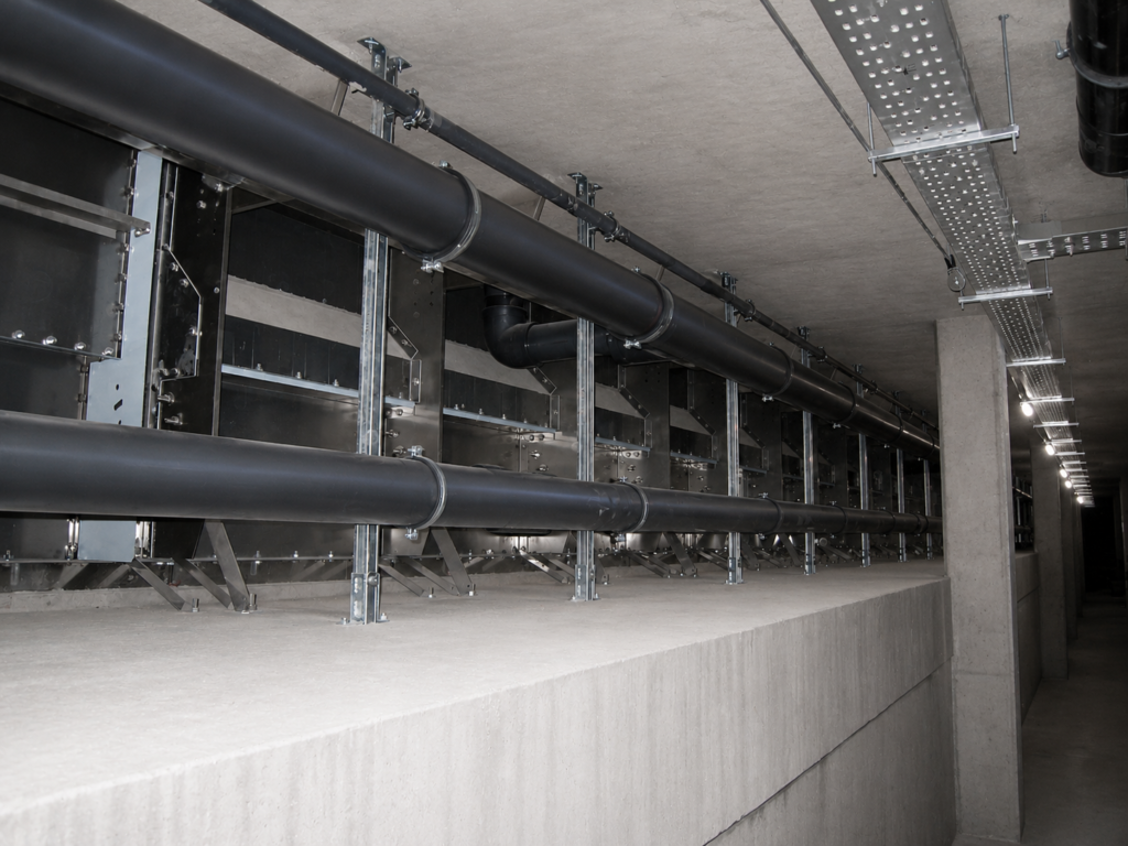 Tuberías y estructura metálica en sala técnica de piscina municipal