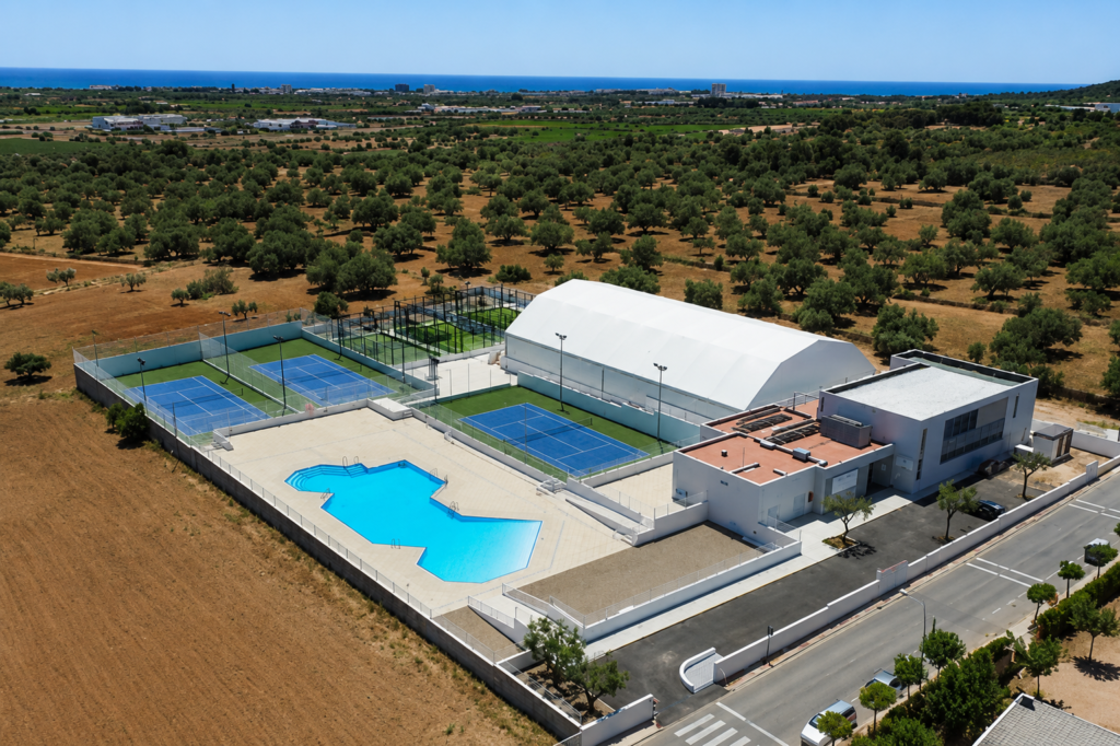 Piscina recreativa exterior y pistas de pádel en Club Tenis El Vendrell