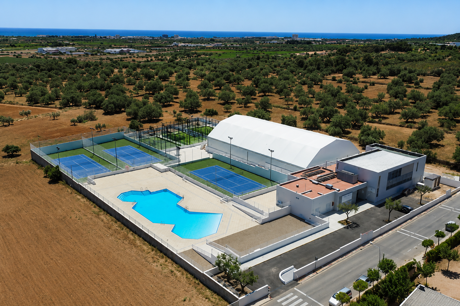 Piscina recreativa exterior y pistas de pádel en Club Tenis El Vendrell