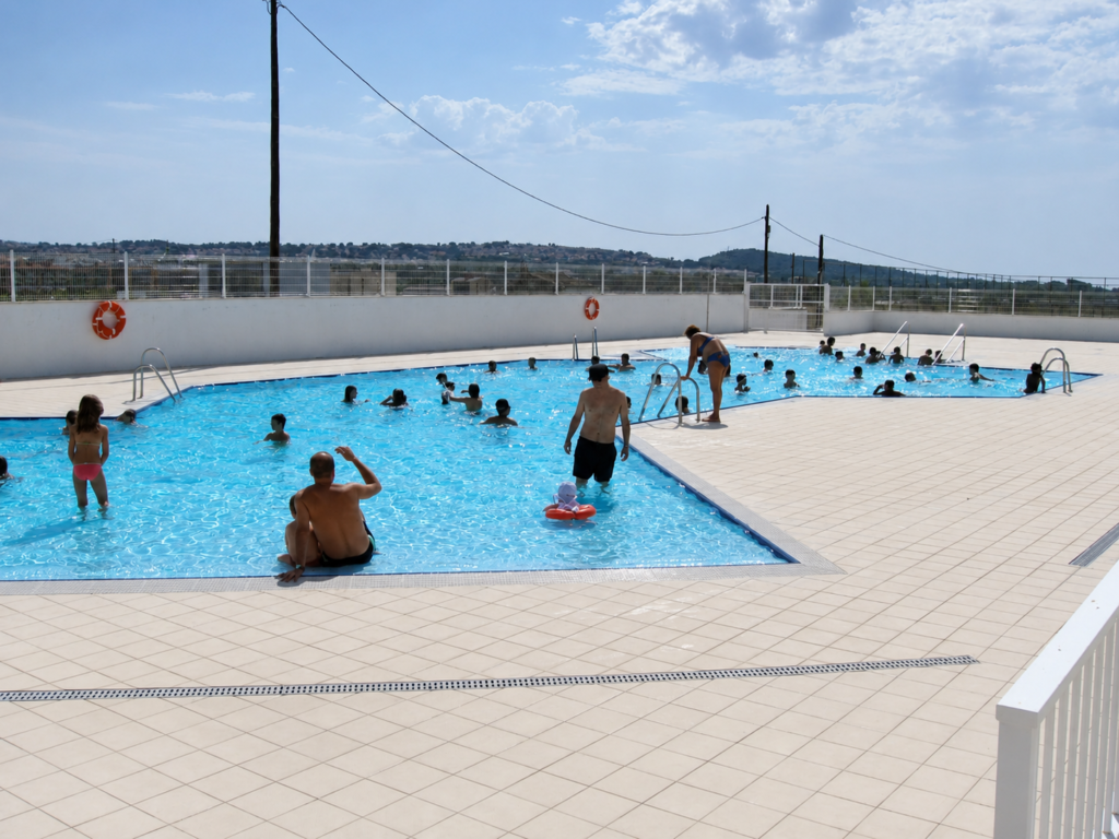 Piscina exterior Myrtha Pools Alpe Pools, recreativa y familiar, con gente bañándose.