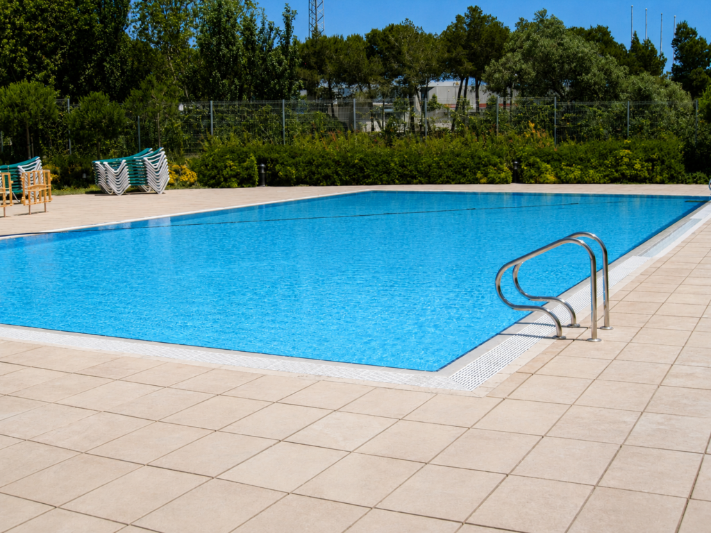 Piscina exterior con escaleras.