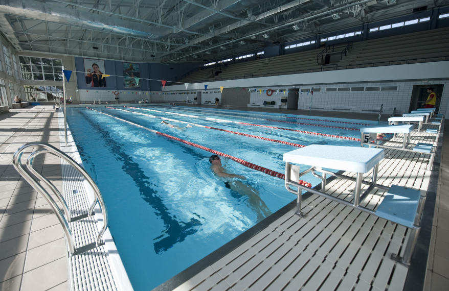 Piscina cubierta de competición Huerta del Rey con carriles de natación y gradas