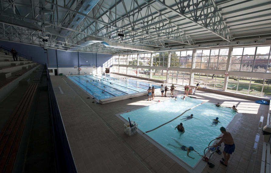 Piscina cubierta Huerta del Rey: competición y recreativa, con estructura metálica y carriles.