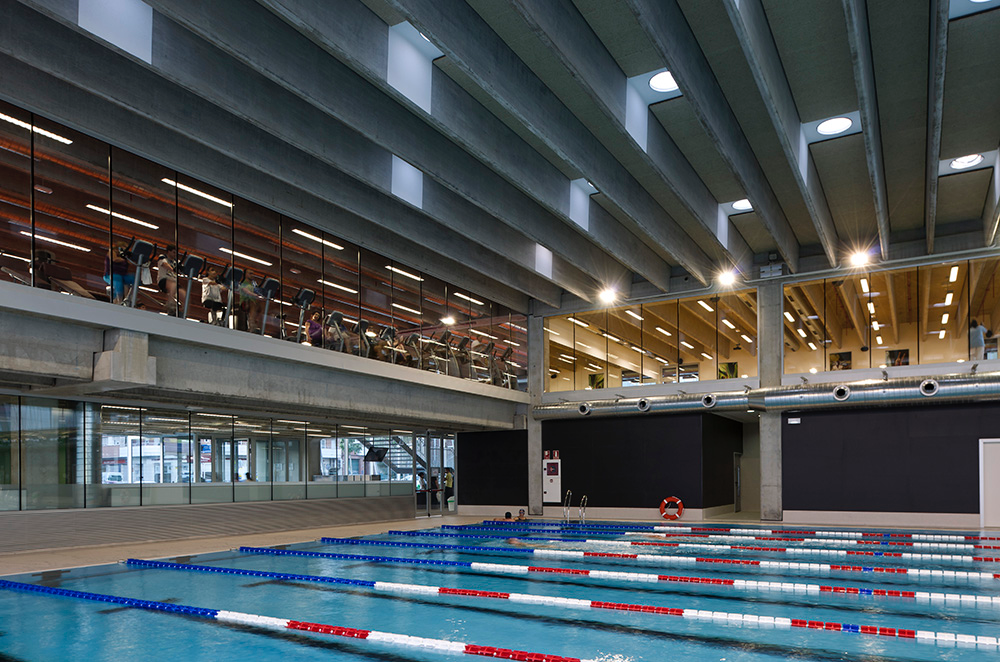 Centre Esportiu Municipal Trèvol Lleida 3 Piscina Myrtha interior con carriles de natación y zona wellness en Centre Esportiu Municipal Trèvol
