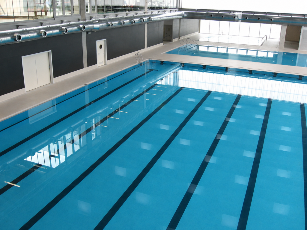 Centre Esportiu Municipal Trèvol Lleida 6 Piscina interior de competición Myrtha con carriles de natación y zona wellness.