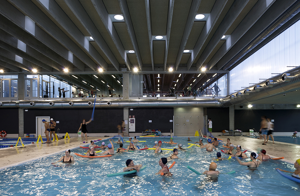 Centre Esportiu Municipal Trèvol Lleida 5 Piscina interior Myrtha en Centre Esportiu Municipal Trèvol, Lleida, con zona wellness.