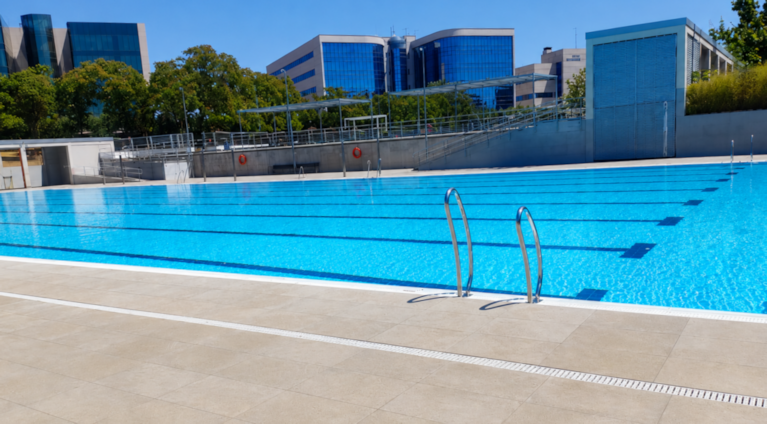 Centro Deportivo Municipal Palomeras 2 Piscina exterior de competición Myrtha Pools en Madrid, con carriles y escaleras metálicas.