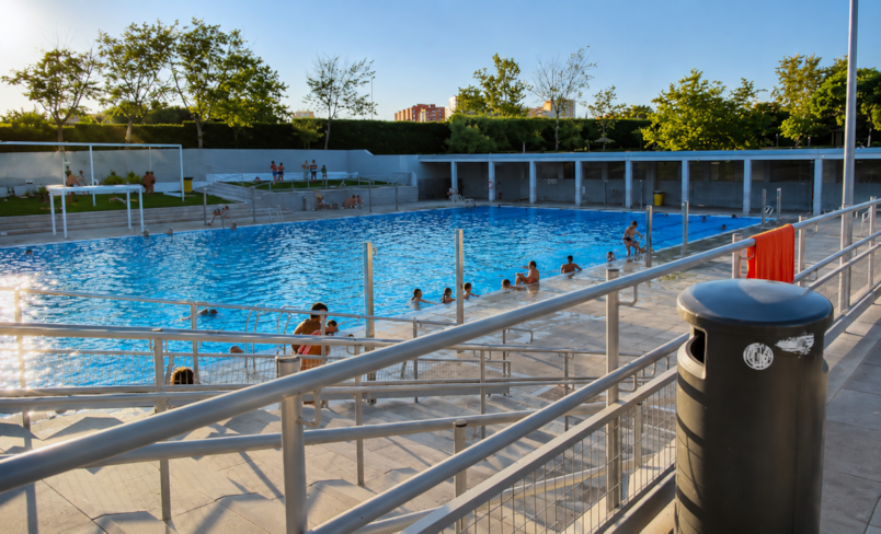 Centro Deportivo Municipal Palomeras 6 Piscina exterior Myrtha de Palomeras, con carriles y zona recreativa