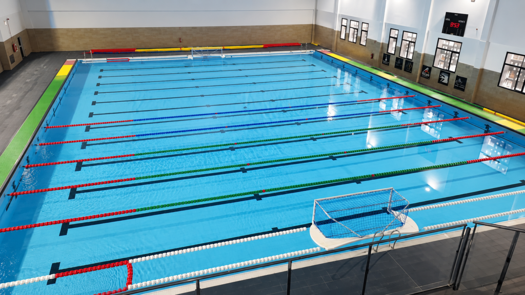 Piscina cubierta de competición con carriles de natación y portería de waterpolo en el Complejo Deportivo José Ramón López Diaz-Flor.