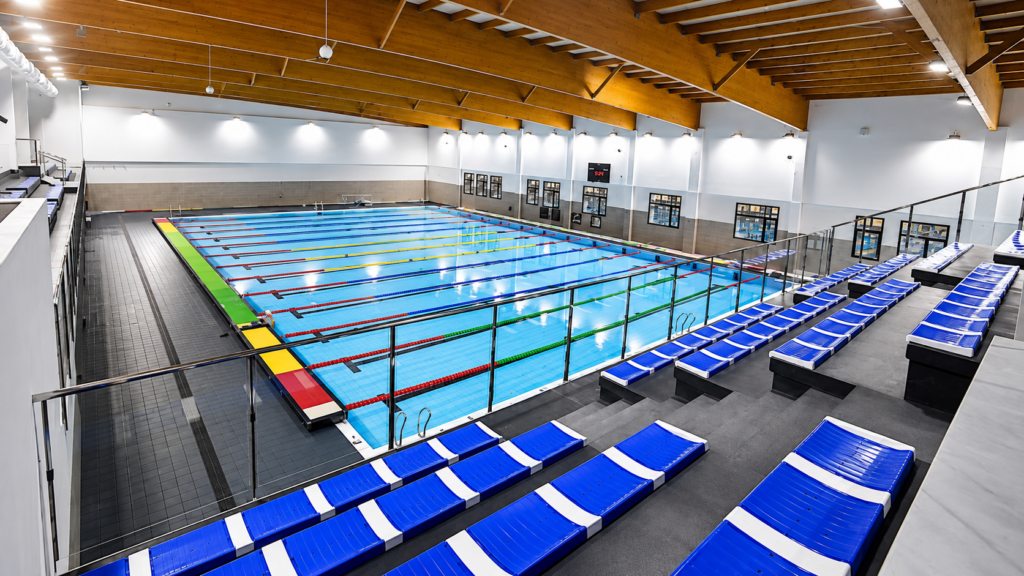 Piscina cubierta de competición con carriles de natación en el Complejo Deportivo José Ramón López Diaz-Flor.