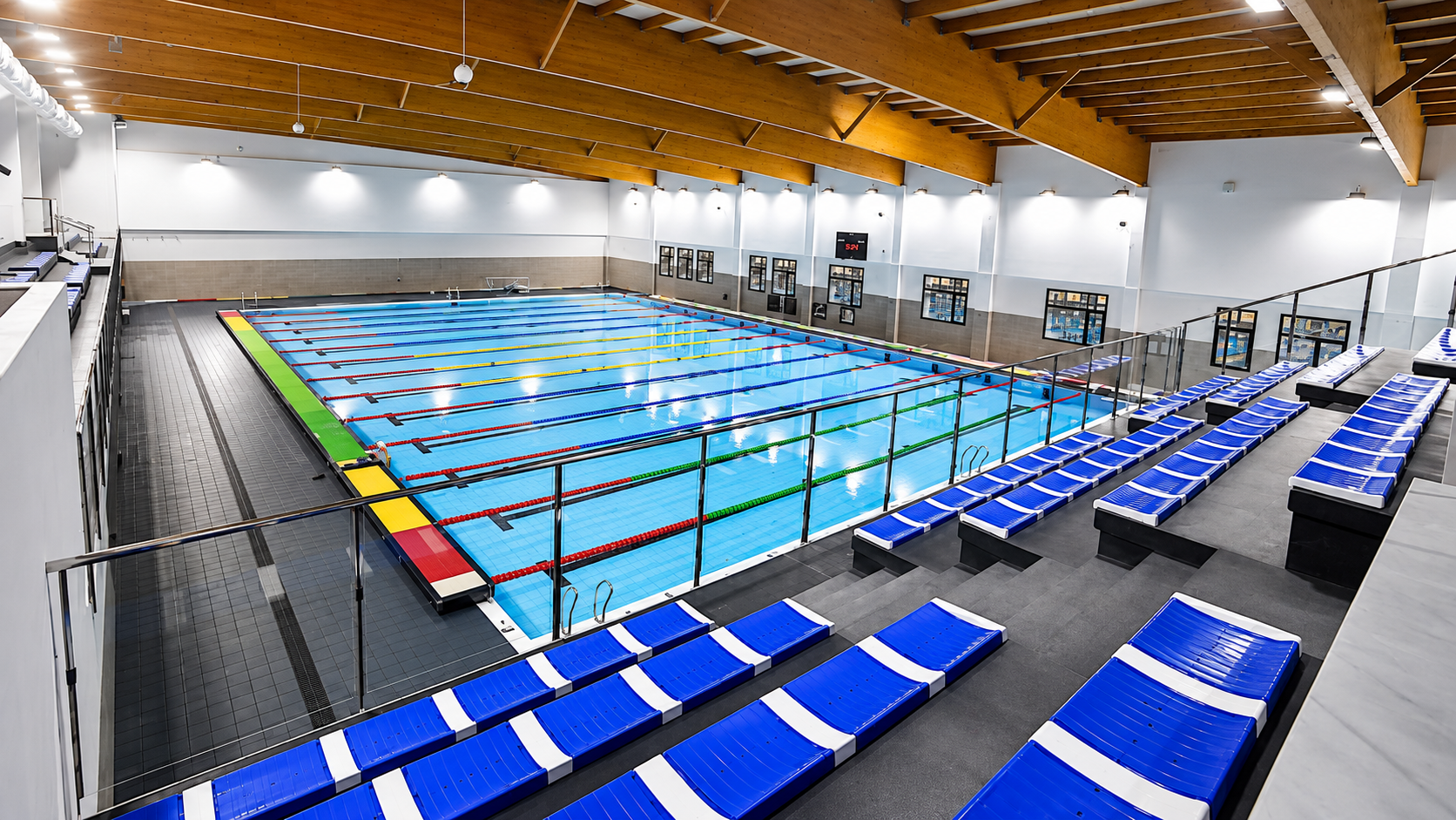 Piscina cubierta de competición con carriles de natación en el Complejo Deportivo José Ramón López Diaz-Flor.