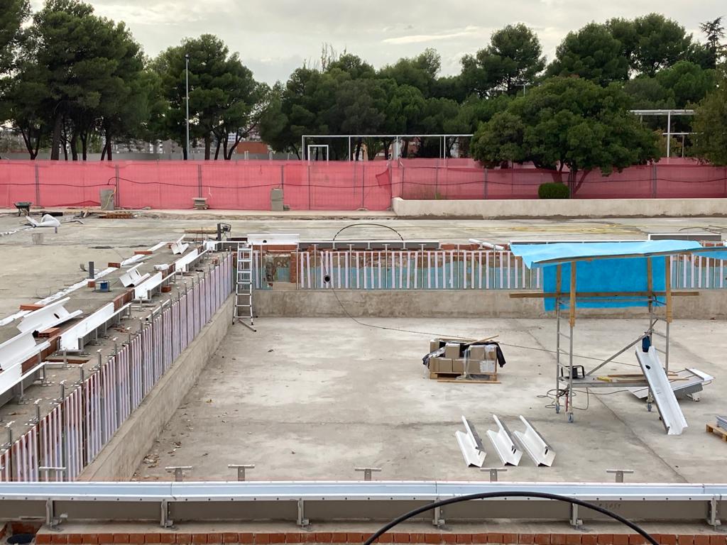 Construcción piscina Myrtha Pools exterior en Molins de Rei, con estructura metálica y carriles.