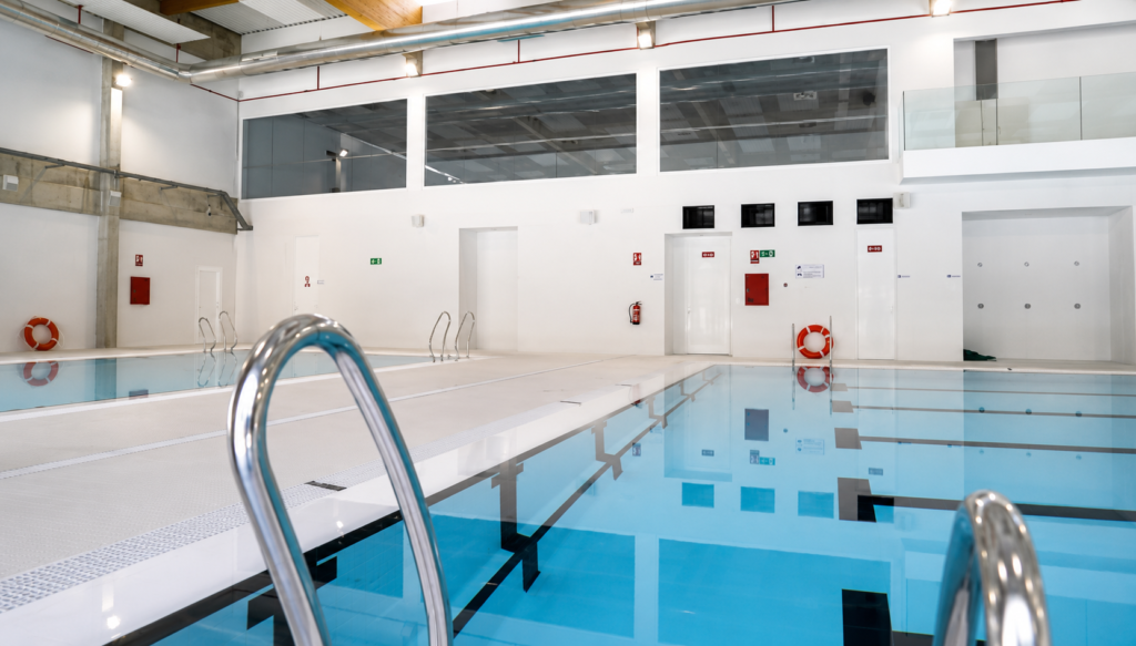 Piscina interior Myrtha Madrid, piscina de acero inoxidable laminado en planta alta.