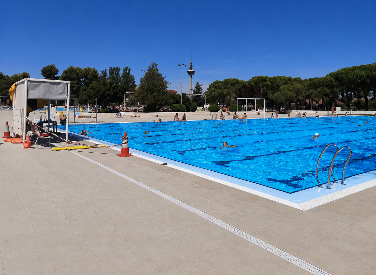 Piscina exterior Myrtha Pools en Polideportivo La Elipa, Madrid, con carriles de natación.