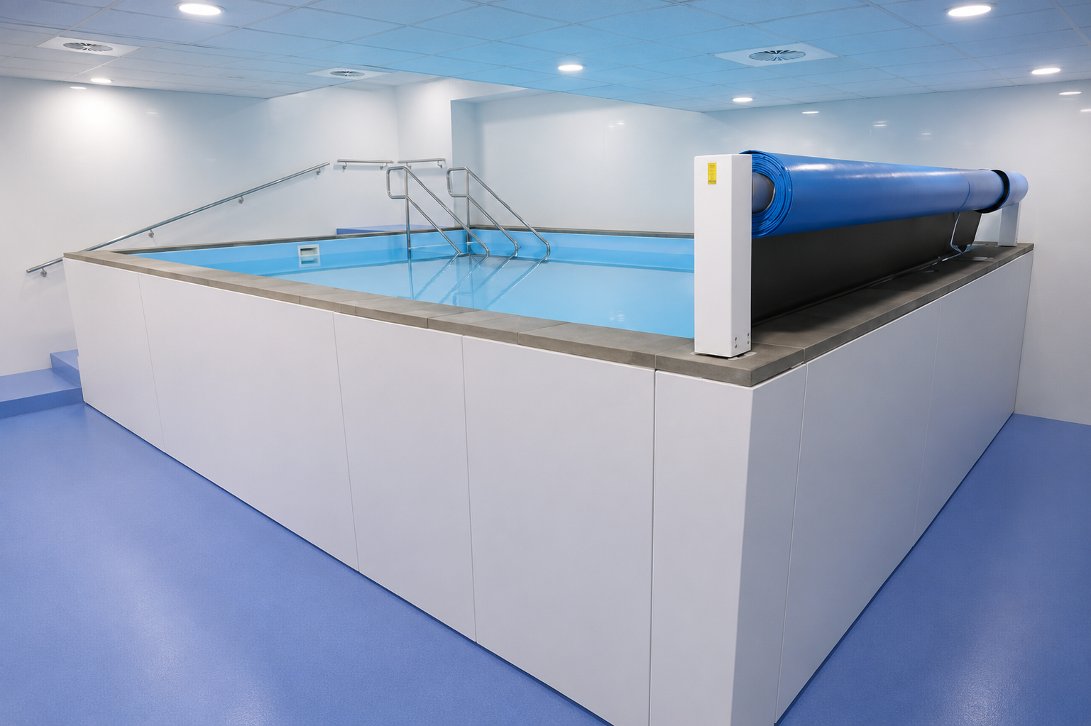 Piscina interior de diseño Alpe Pools con cubierta azul y escaleras de acceso.