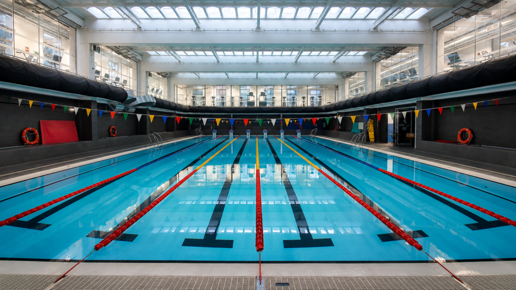 Piscina cubierta de competición en Madrid, lista para reforma de piscinas municipales.