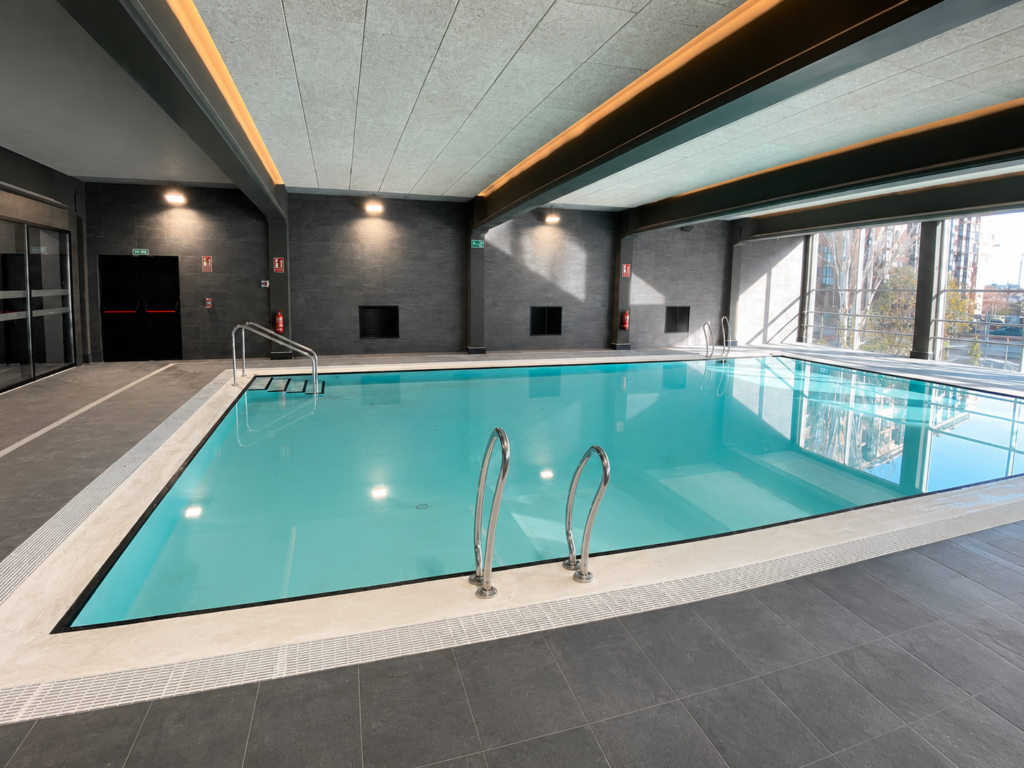 Centro Deportivo Municipal Palomeras 4 Piscina interior moderna y luminosa, lista para la renovación de piscinas en Madrid.
