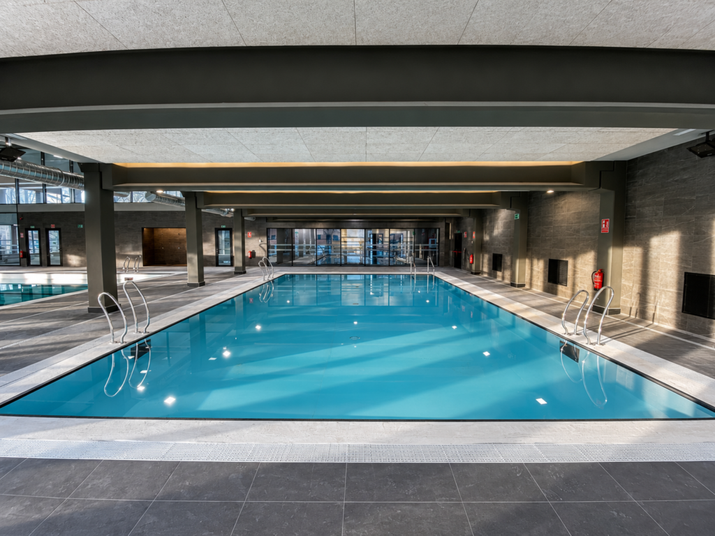 Centro Deportivo Municipal Palomeras 5 Piscina interior de renovada en el CDM Palomeras, Madrid.
