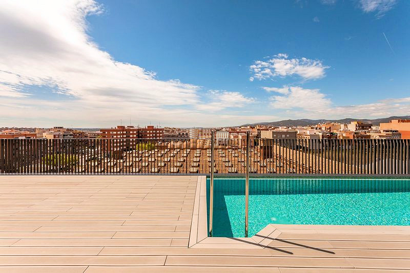 Piscina de acero en cubierta de promoción inmobiliaria AEDAS Homes Cornellà