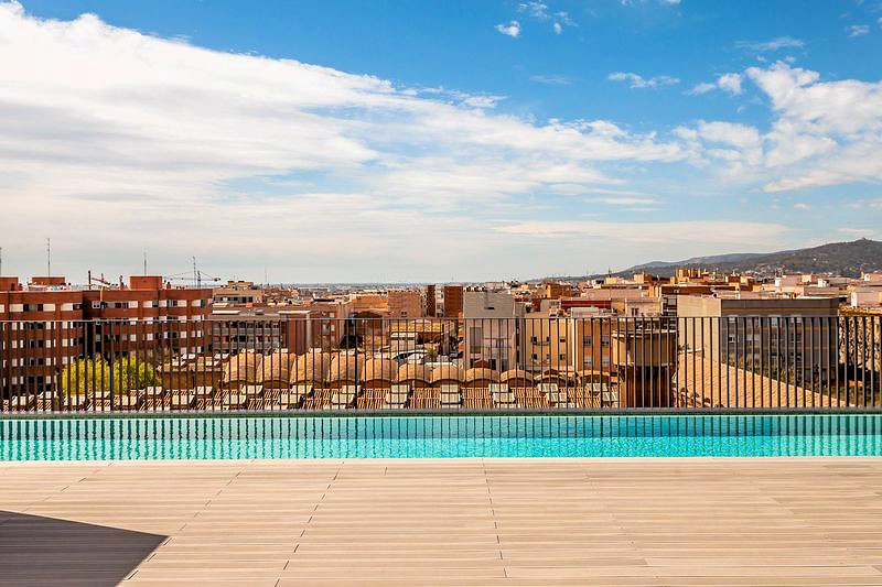 Piscina de acero en cubierta de promoción inmobiliaria AEDAS Homes Cornellà