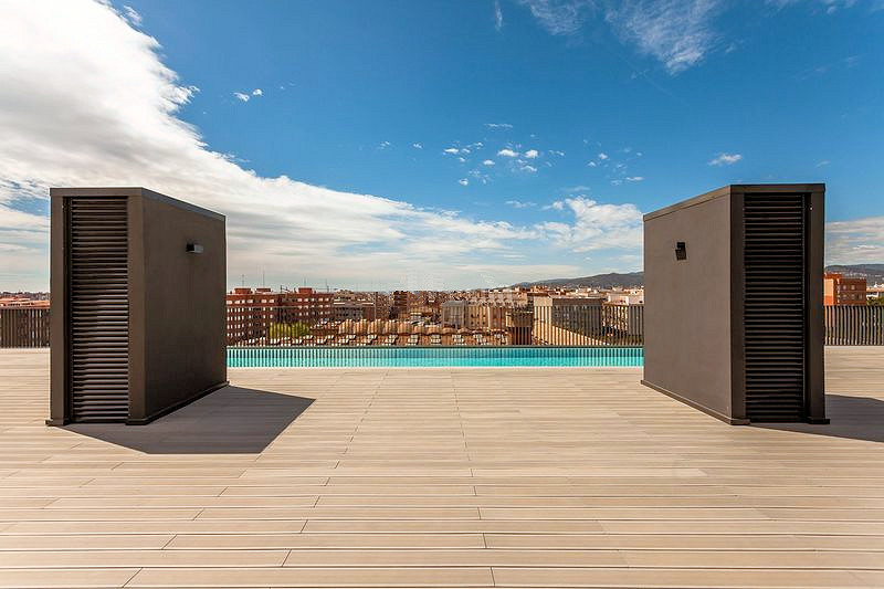 Piscina de acero en cubierta de promoción inmobiliaria AEDAS Homes Cornellà