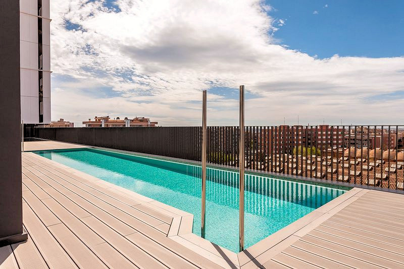 Piscina de acero en cubierta de AEDAS Homes Cornellà, piscina ligera para azotea.