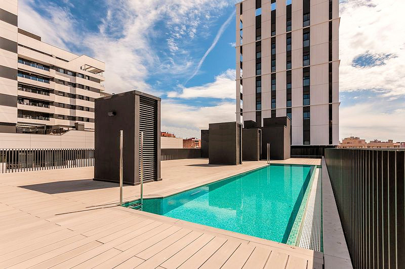 Piscina de acero en cubierta de promoción inmobiliaria AEDAS Homes Cornellà