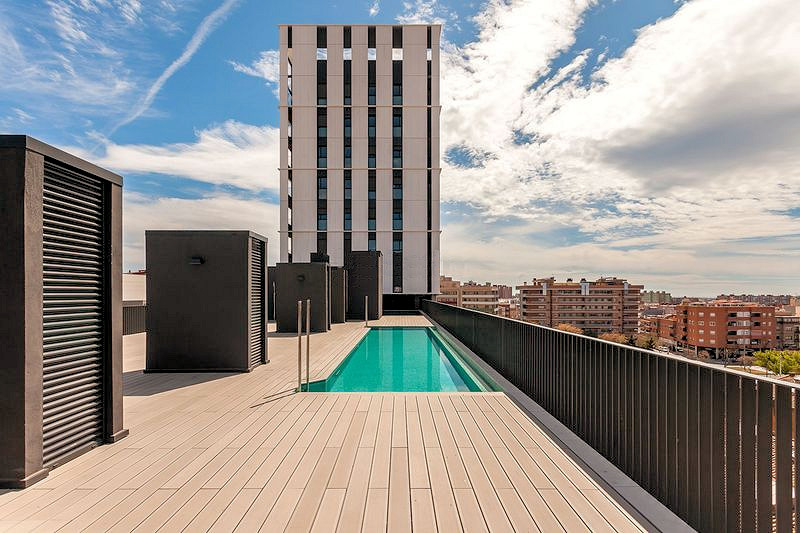 Piscina de acero en cubierta de edificio, diseño moderno para promoción inmobiliaria.