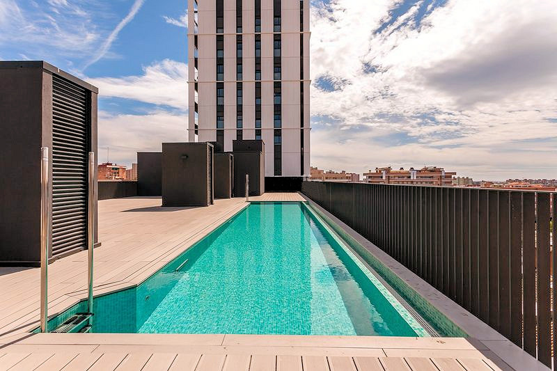 Piscina de acero en cubierta de promoción inmobiliaria AEDAS Homes Cornellà