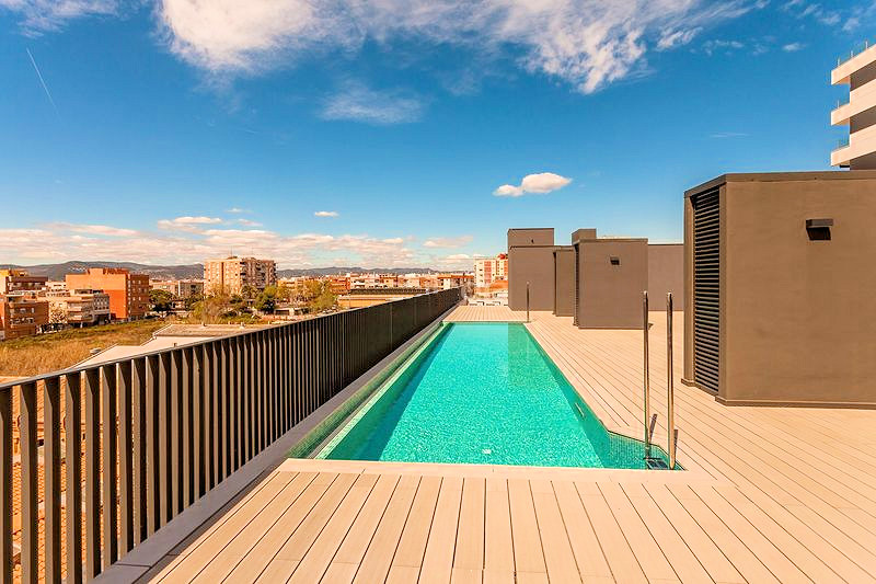 Piscina de acero en cubierta de promoción inmobiliaria AEDAS Homes Cornellà