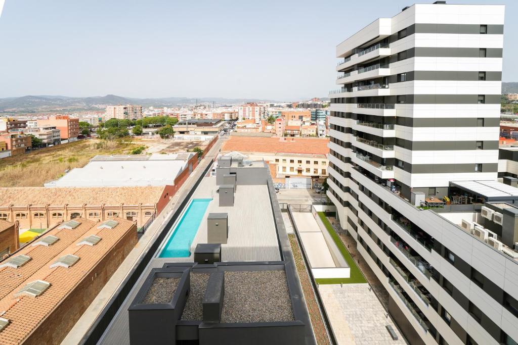 Piscina de acero en cubierta de promoción inmobiliaria AEDAS Homes Cornellà
