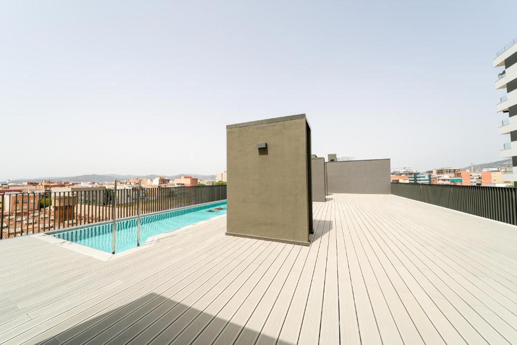Piscina de acero en cubierta de promoción inmobiliaria AEDAS Homes Cornellà