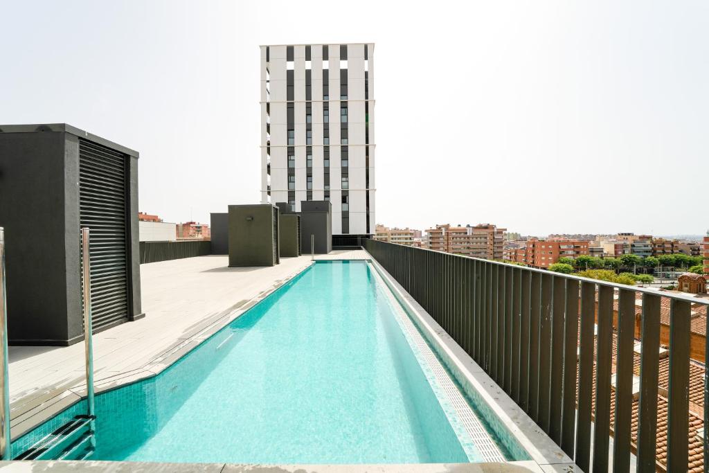 Piscina de acero en cubierta de promoción inmobiliaria AEDAS Homes Cornellà