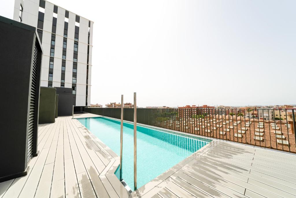 Piscina de acero en cubierta de AEDAS Homes Cornellà, ideal para promociones inmobiliarias.