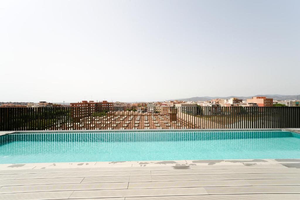 Piscina de acero en cubierta de promoción inmobiliaria AEDAS Homes Cornellà