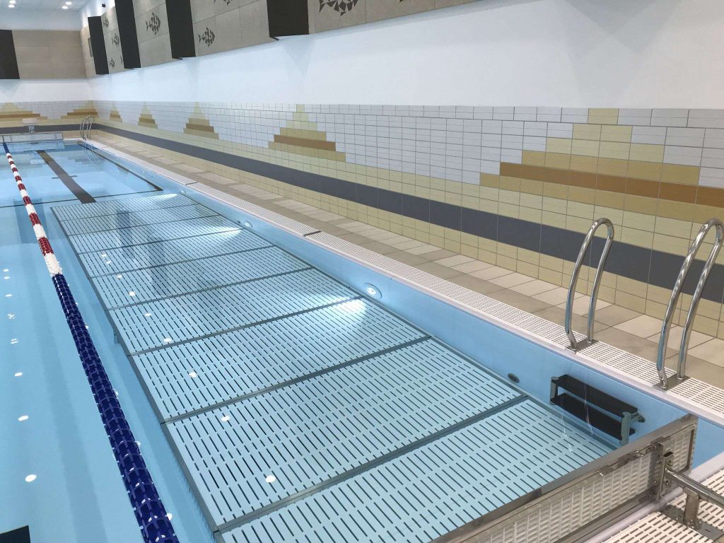 Fondo móvil 3 Piscina interior con fondo móvil Myrtha Pools, carriles de natación y escaleras.