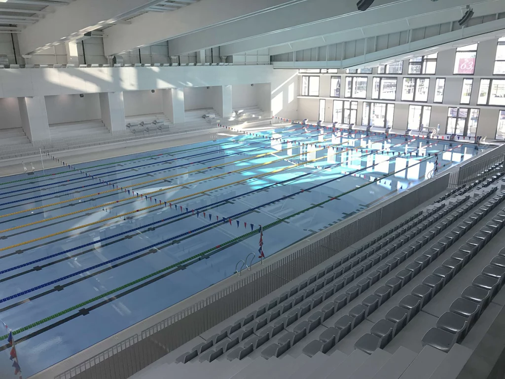 Piscina cubierta de competición Myrtha Pools de Alpe Pools con carriles de natación.