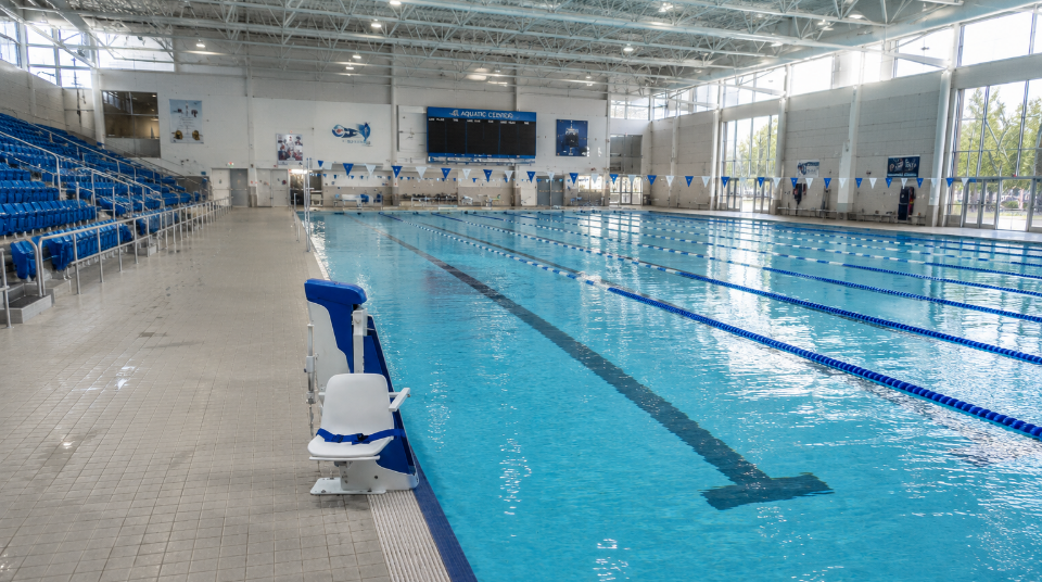 Elevadores de piscina 6 Grúa de piscina en instalación acuática interior con carriles de natación