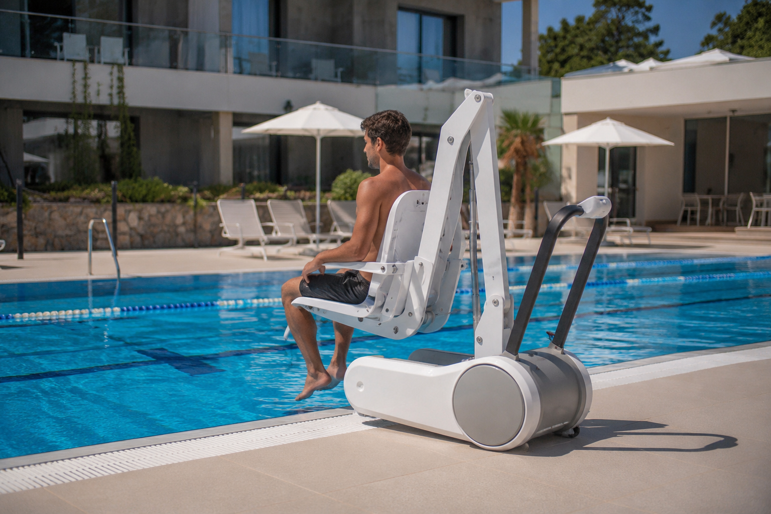Grúa de piscina Alpe Pools para accesibilidad en piscina exterior de hotel