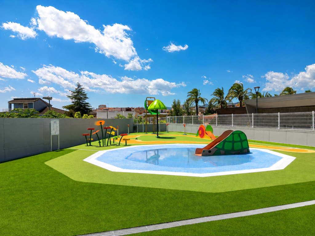 Parque acuático infantil con tobogán y piscina de chapoteo, renovación de piscinas municipales.